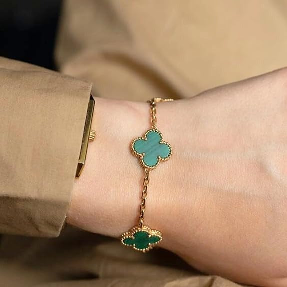 Green minimalist flower shaped bracelet